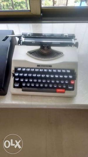 Antique style typewriter made in Japan working