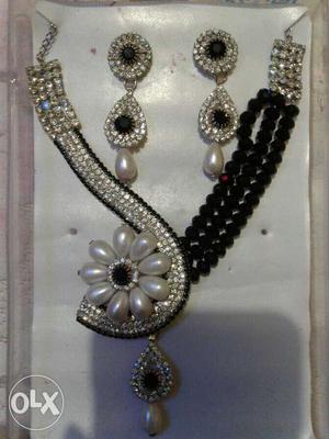 Unused necklace set, grat shine with great look