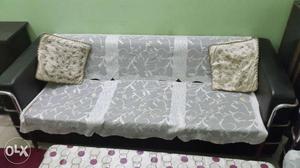 3+2 sheet sofa set in good condition pillow and