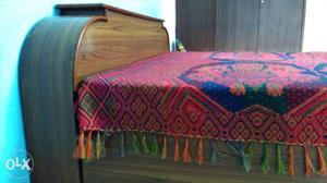 Bed wid Maroon Blue And Green Floral Textile