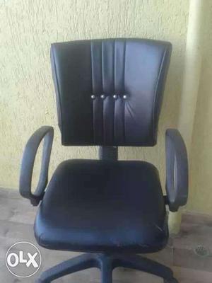 Fully working armchair, in gud condition.
