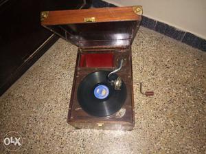 Gramaphone its working good condition 100 yrs old.