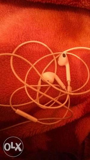 I phone 6 s head phones very good condition only
