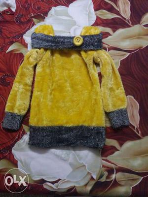 A beautiful yellow woollen top which keeps you warm