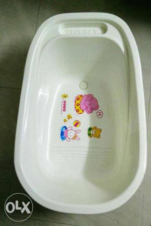 White baby bath tub in good condition