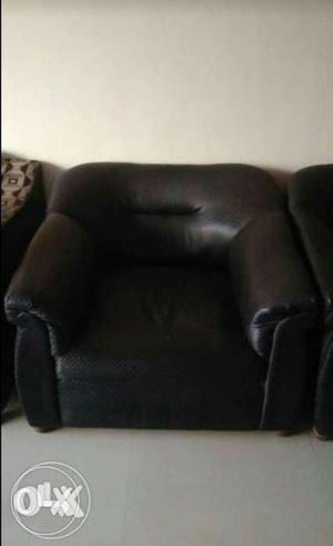 2 single sitter leather sofa in good condition