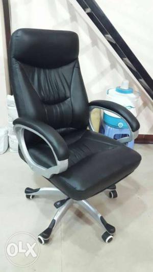 Brand new Power hydraulic Boss office Chair at