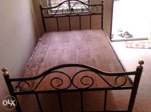 Metal double cot size 5×6.5 in new condition