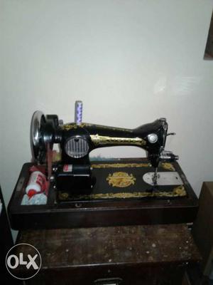 Singer sewing machine in good condition with motor