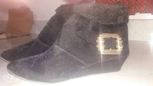 A brand new pair of black boots with fur on top
