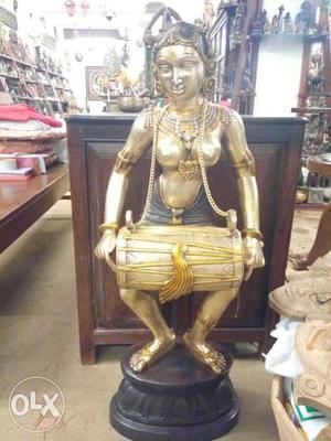 Old bronze lady stachu. very good condition