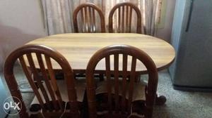 Oval dinning table with four chairs.