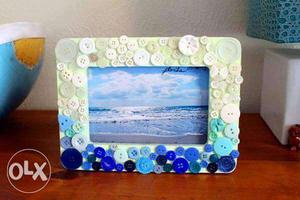 This photo frame is handmade.