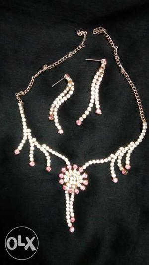 Necklace set with pink color
