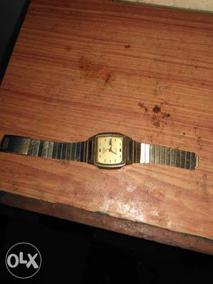 Seiko gold old watch automatically start working