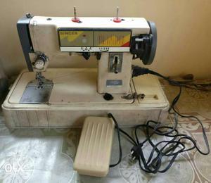Beige Singer Sewing Machine & Fashion Maker