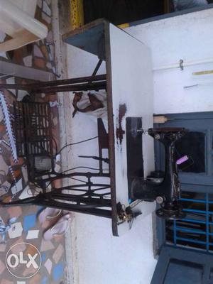 Usha Black Treadle Sewing Machine 10 year no repir