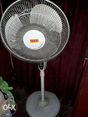 White Usha Pedestal Fan. Cool fan.. one yr old