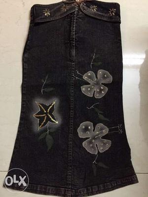 25 pcs of funky styled denim skirts ranging from