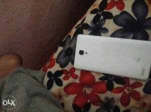 Selling mi note 4g single sim n white colour only