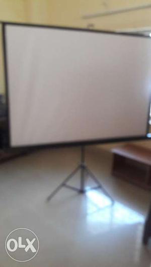 One month old projector screen for sell