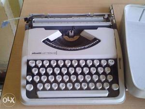 Portable typewriter - Olivetti Lettera 82