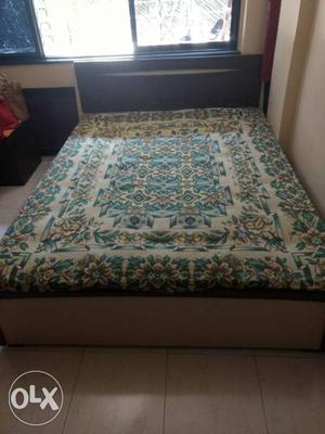 King size bed, in excellent condition Mattress
