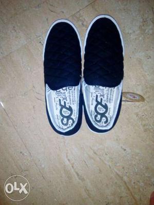 Brand new canvas shoes light weight at low cost