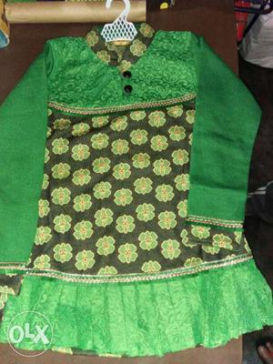 Girls woolen touch suit. Size available  Rs 400 per