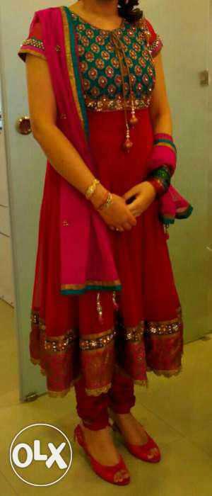 It's a very beautiful red colour frock suit..