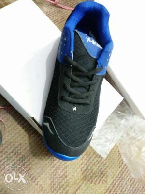 Unpaired Of Blue And Black Running Shoe With Box