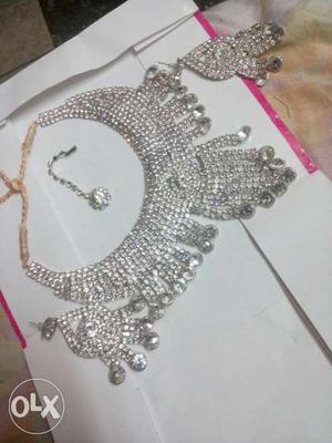 White nag neckless used only once