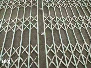 Metal collapsible gate suitable for shop's,
