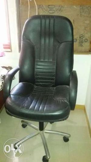 Office table and boss chair for sale only for
