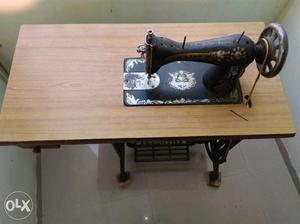 Sewing machine 1/2 turn good in condition.