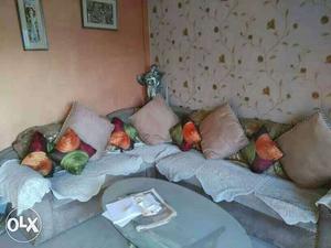 Sofa set ) and 2 puffy in best condition