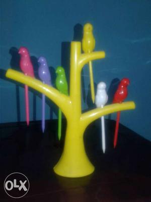 Yellow, Red, Purple, Green, And White Plastic Bird Pens