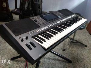 A brand new Yamaha PSR S770 keyboard with adapter