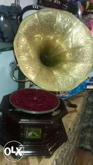 Gold Gramophone working conditions