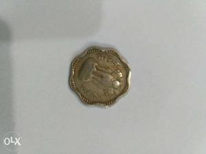 Gold Scalloped Edge Coin