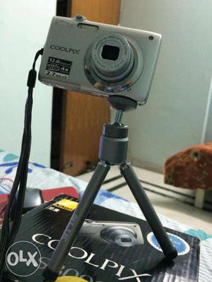 Nikon S camera with tripod and memory card - 12MP