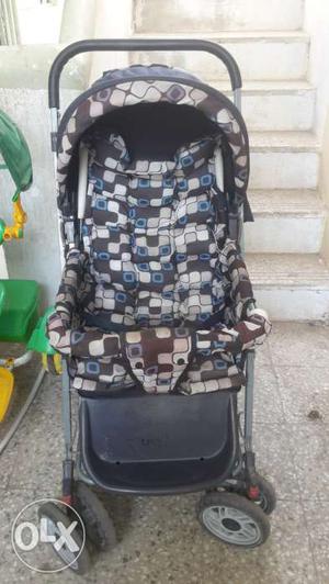 Baby pram foldable, condition good, sale as we r