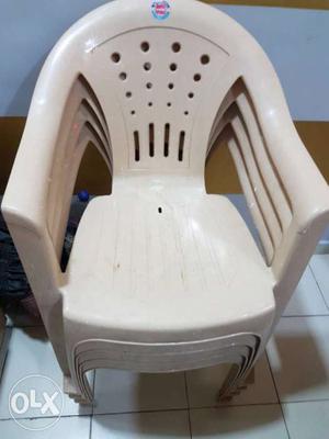 4 plastic chairs new brand cellop