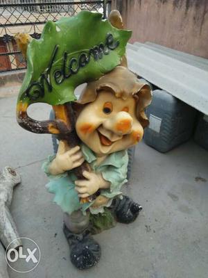 Dwarf Carrying Welcome Sign Figurine