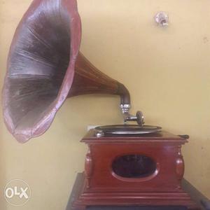 Excellent condition.a real antique gramophone.