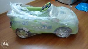 Kids BATTERY operated car, in good condition.