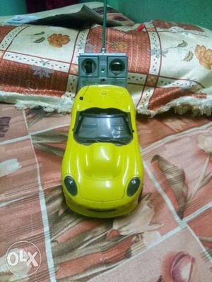 Yellow RC car in very good condition. antina is