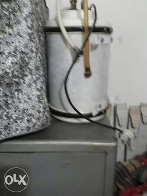 Bajaj water heater 10 leter.