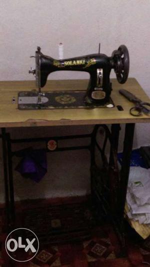 Black Solanki Manual Sewing Machine