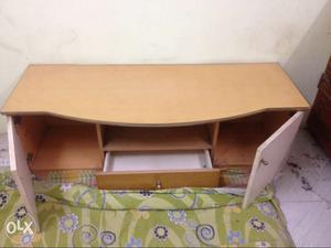 Tv trolly in very good condition with drows and